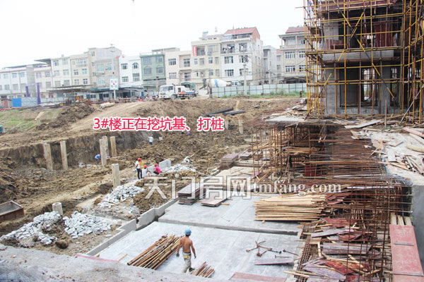 紧临4#楼的是正在挖坑基的3#住宅楼，目前正在打桩