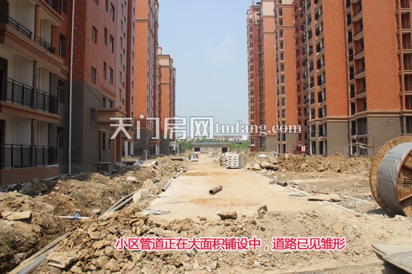 小区内正在大面积的做管道铺设工作