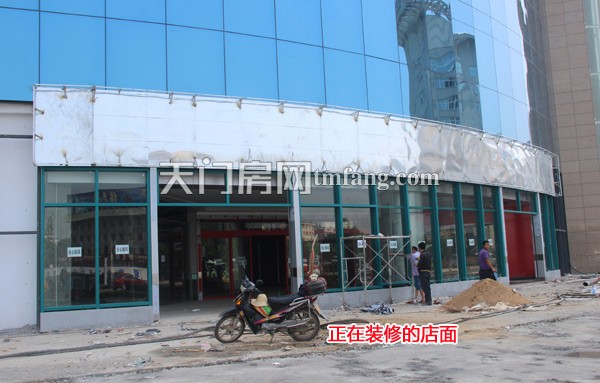 世贸路边门面肯德基、中国农业银行、中亿百联等门面已经基本装修完毕