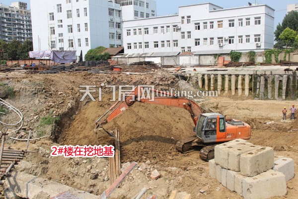 红盾时尚公寓8月工程进度 ：1#、3#楼已建好一层