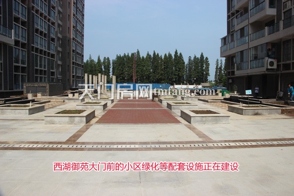 西湖御苑小区广场