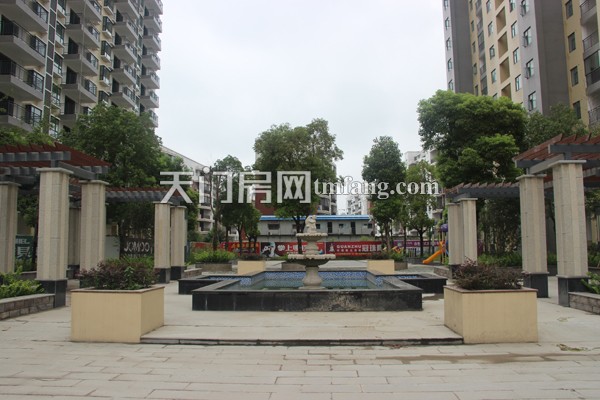 鸿泰公馆8月一期大门入口后的广场