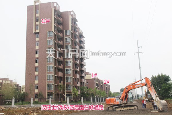 汉旺世纪城A区后面的道路正在铺设中