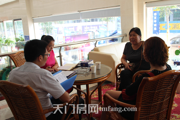 仁信国际广场9月工程进度 洽谈处的置业者