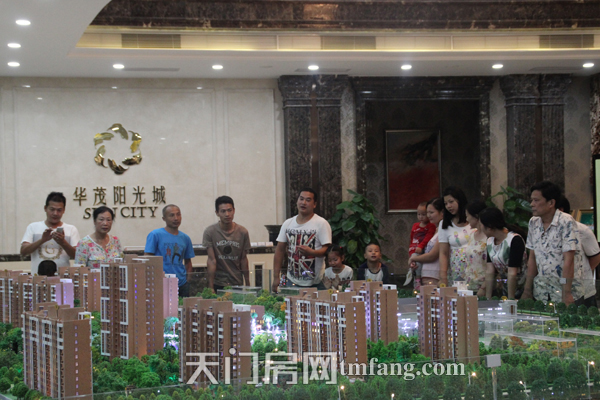 华茂阳光城9月工程进度 营销内的置业者
