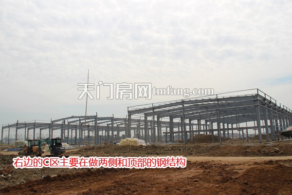 承天国际车城9月工程进度 右边的C区主要在做两侧和顶部的钢结构