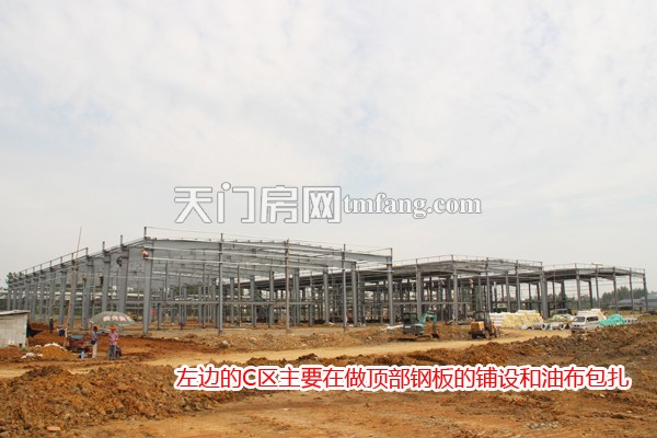 承天国际车城9月工程进度 左边的C区主要在做顶部钢板的铺设和油布包扎