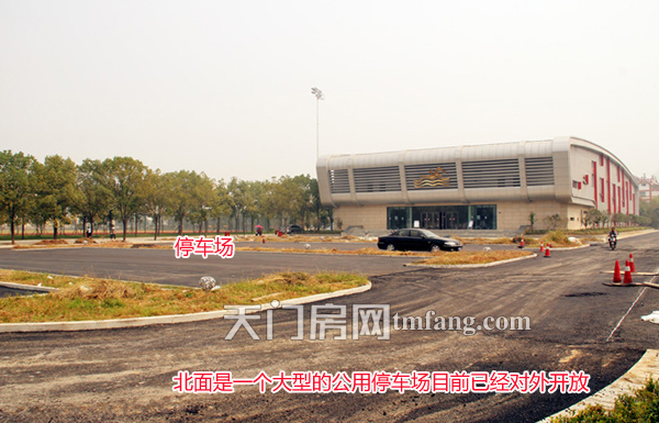 印象西江北面是一个大型的公用停车场，目前已经对外开放了