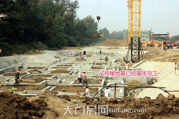 鑫龙中央公园7#楼的地基已经基本完工，开始准备钢筋绑扎