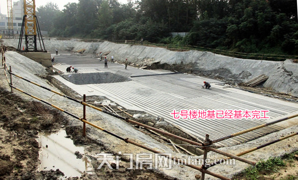 鑫龙中央公园8#楼的承台基础梁砖胎膜已经砌筑完成，承台、底板垫层准备开始砼浇捣