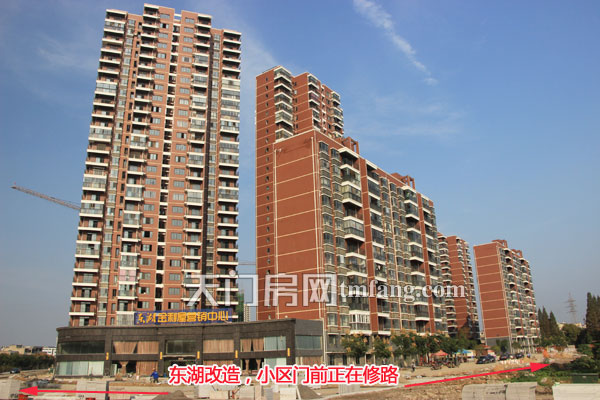 东湖改造，小区门前正在修路