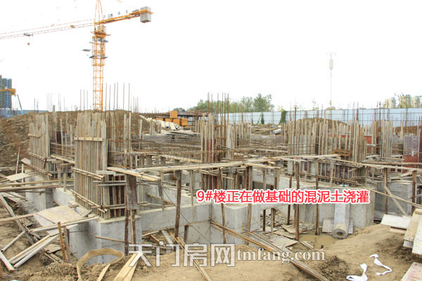 汉旺世纪城B区9#楼正在做基础的混泥土浇灌