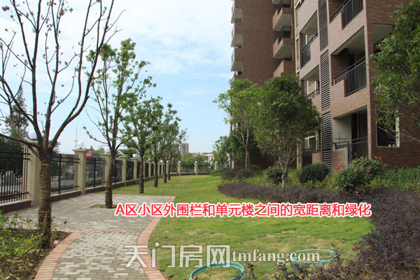 汉旺世纪城A区小区外围栏和单元楼之间的宽离和高绿化