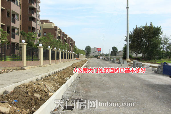 汉旺世纪城A区南大门外的道路以基本修好