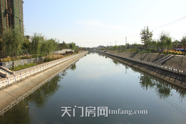 仁信国际广场1#、2#楼后面的河山支渠