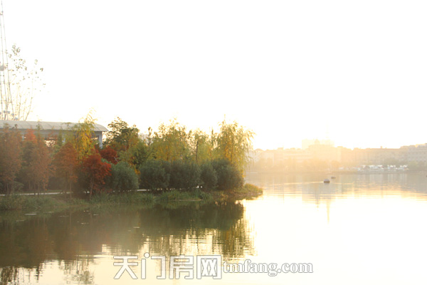 东湖·金利屋11月工程进度 夕阳下的东湖
