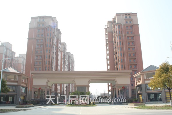 华泰丽晶3月工程进度：小区内基础设施完善