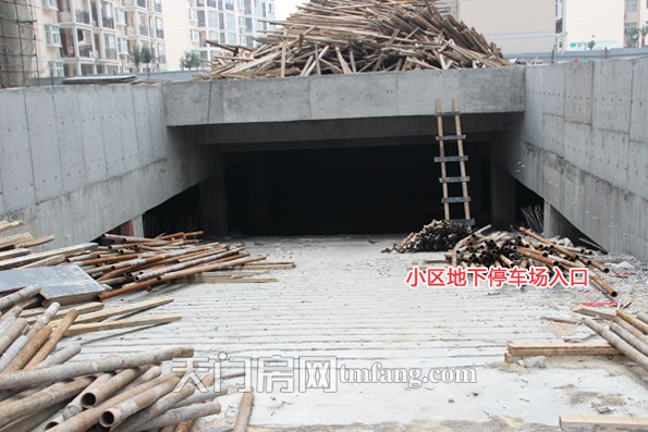 汇金国际小区地下停车场入口