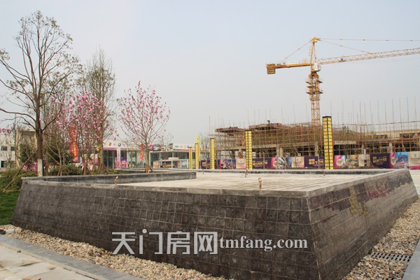 承天国际车城广场上的喷泉池子