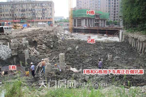 E栋和G栋的地下车库正在做坑基