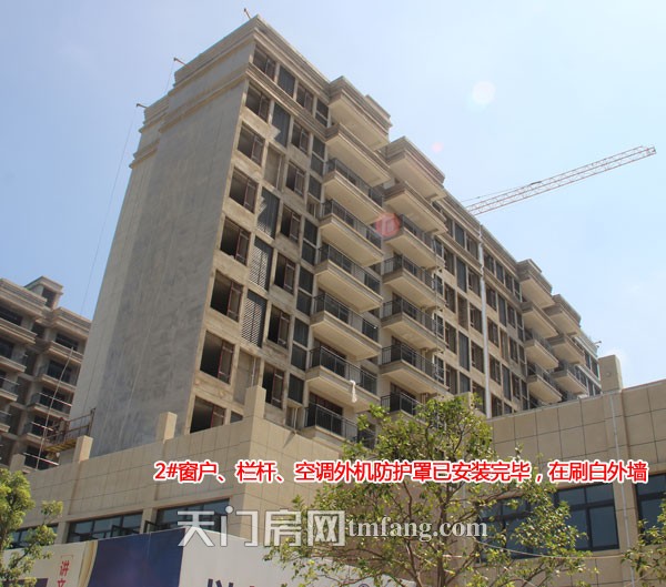 2#楼窗户、栏杆、空调外机防护罩已安装完毕，在刷白外墙
