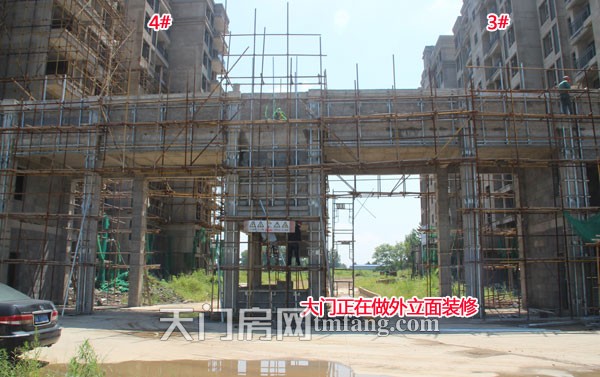 3#楼和4#楼之间，小区入口处大门正在做外立面装修