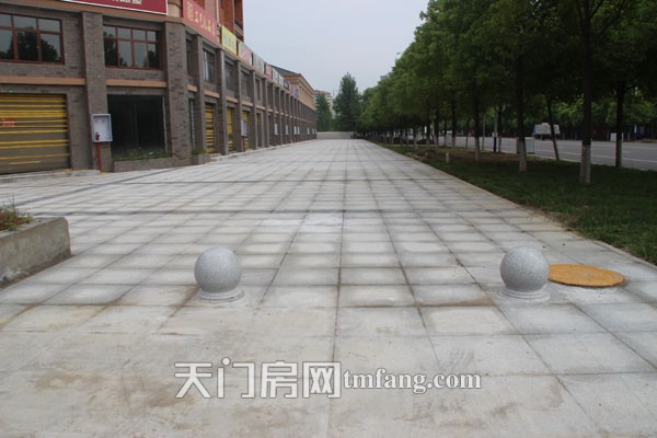 华泰丽晶门前商铺地面
