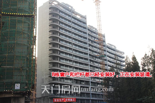 西湖御苑10月工程进度：B栋在安装玻璃