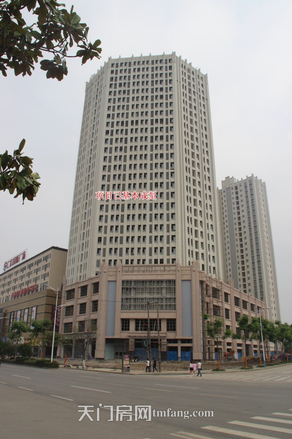 仁信国际广场4月工程进度：正在做门前广场