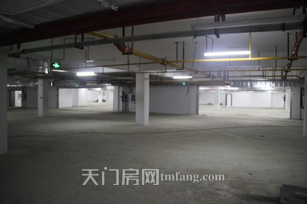 地下停车场.jpg