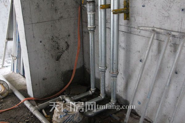 2017122814512113922qc36ej.jpg 安装水管.jpg