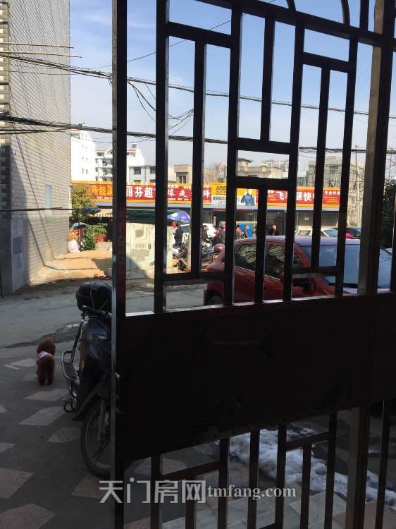 影迪酒店对面马路边 地段私房，自住 做生意 选