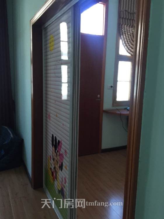 影迪酒店对面马路边 地段私房，自住 做生意 选