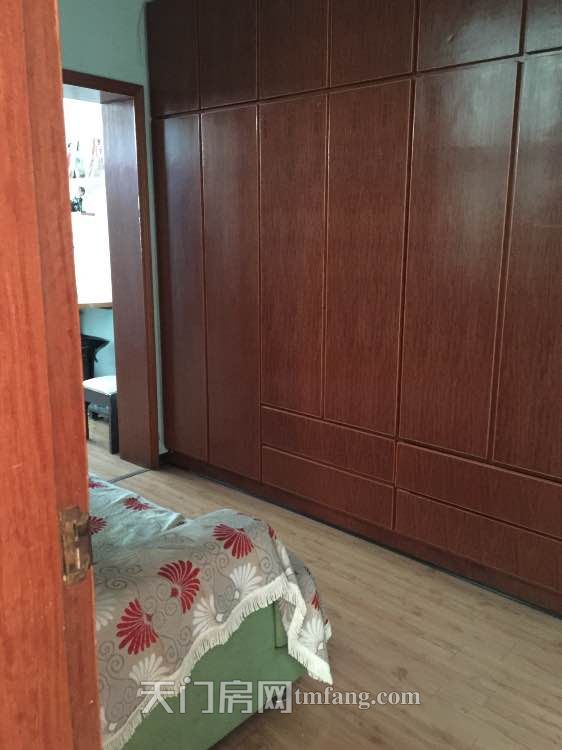 影迪酒店对面马路边繁华地段私房，自住投资做生意首选