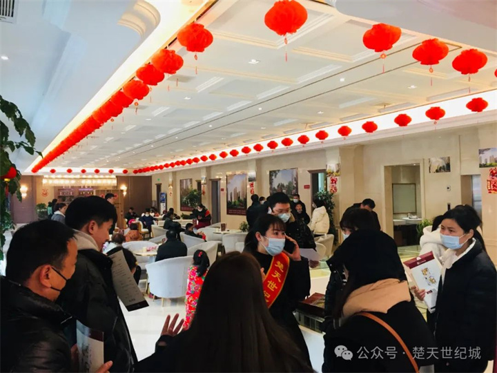 人潮汹涌，置业热情高涨，彰显优质楼盘的魄力