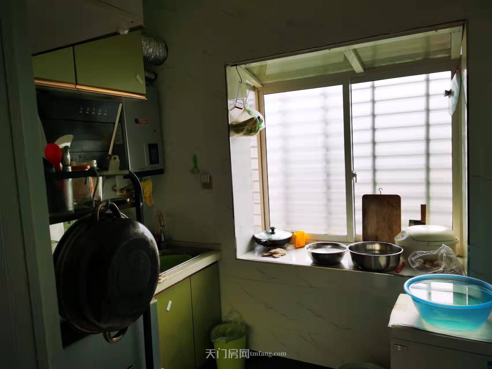 陆羽大道11号陆羽花园。精装修有床有衣柜沙发茶几。洗衣机空调厨具热水器。可拎包入住