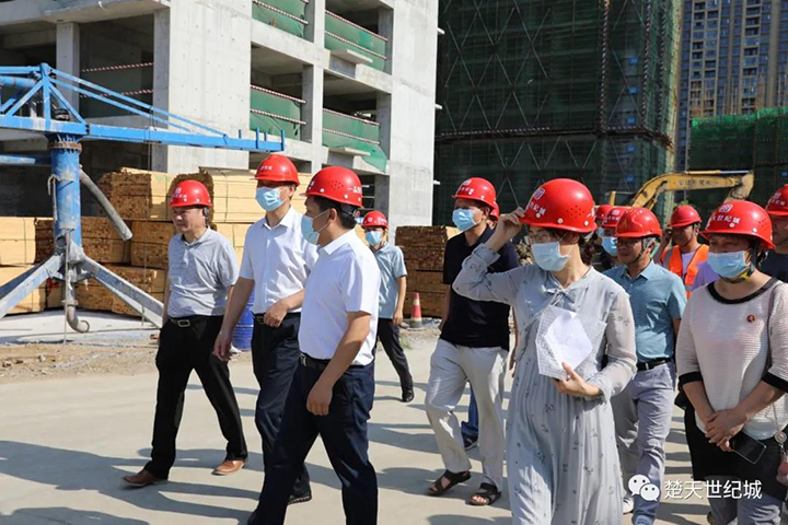 市委常委涂季慰问楚天世纪城一线建设者