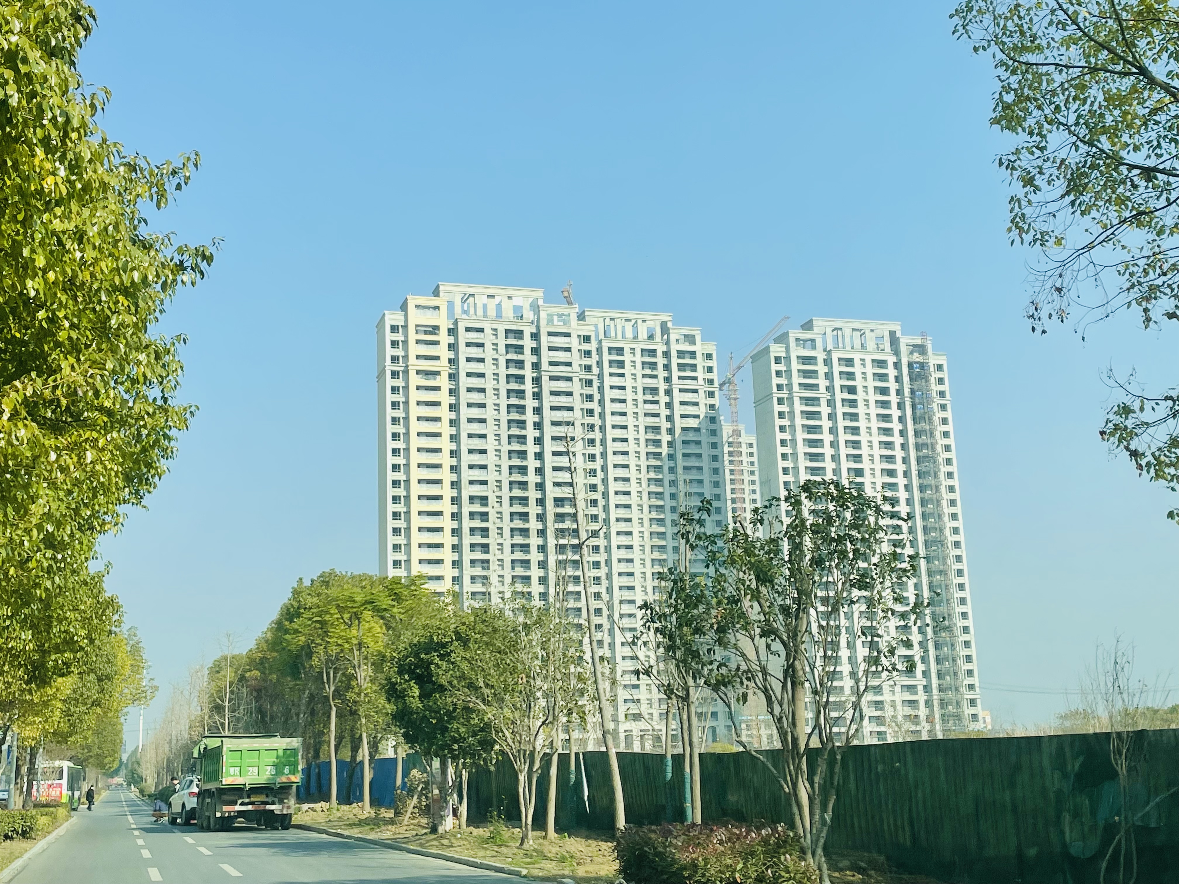 天禧花园12月工程进度：2号楼的外立面施工中