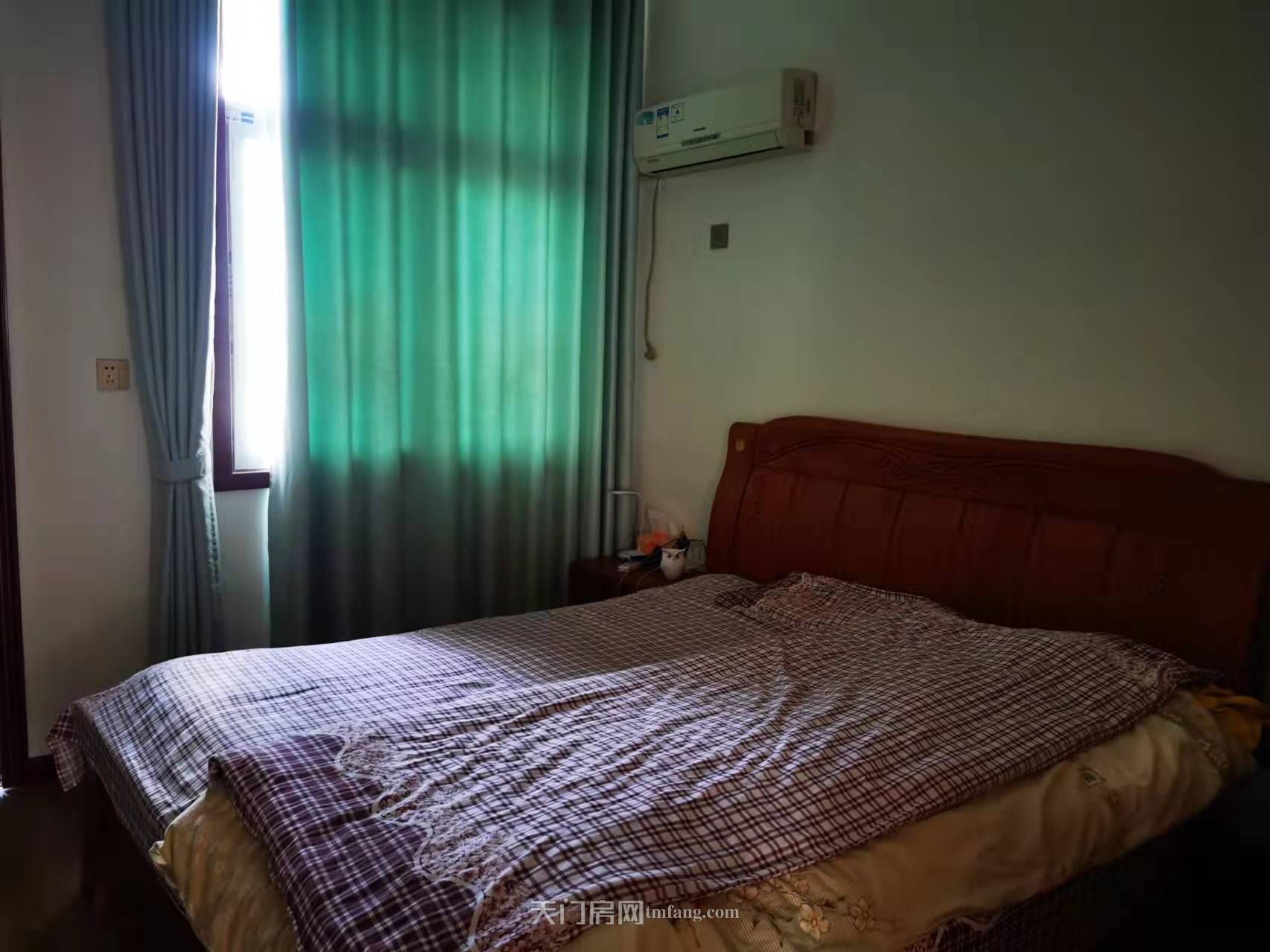 陆羽大道11号陆羽花园。精装修有床有衣柜沙发茶几。洗衣机空调厨具热水器。可拎包入住