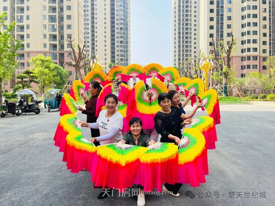 楚天世纪城小区舞蹈团：芳华舞动春意浓， 楚韵绕梁幸福长